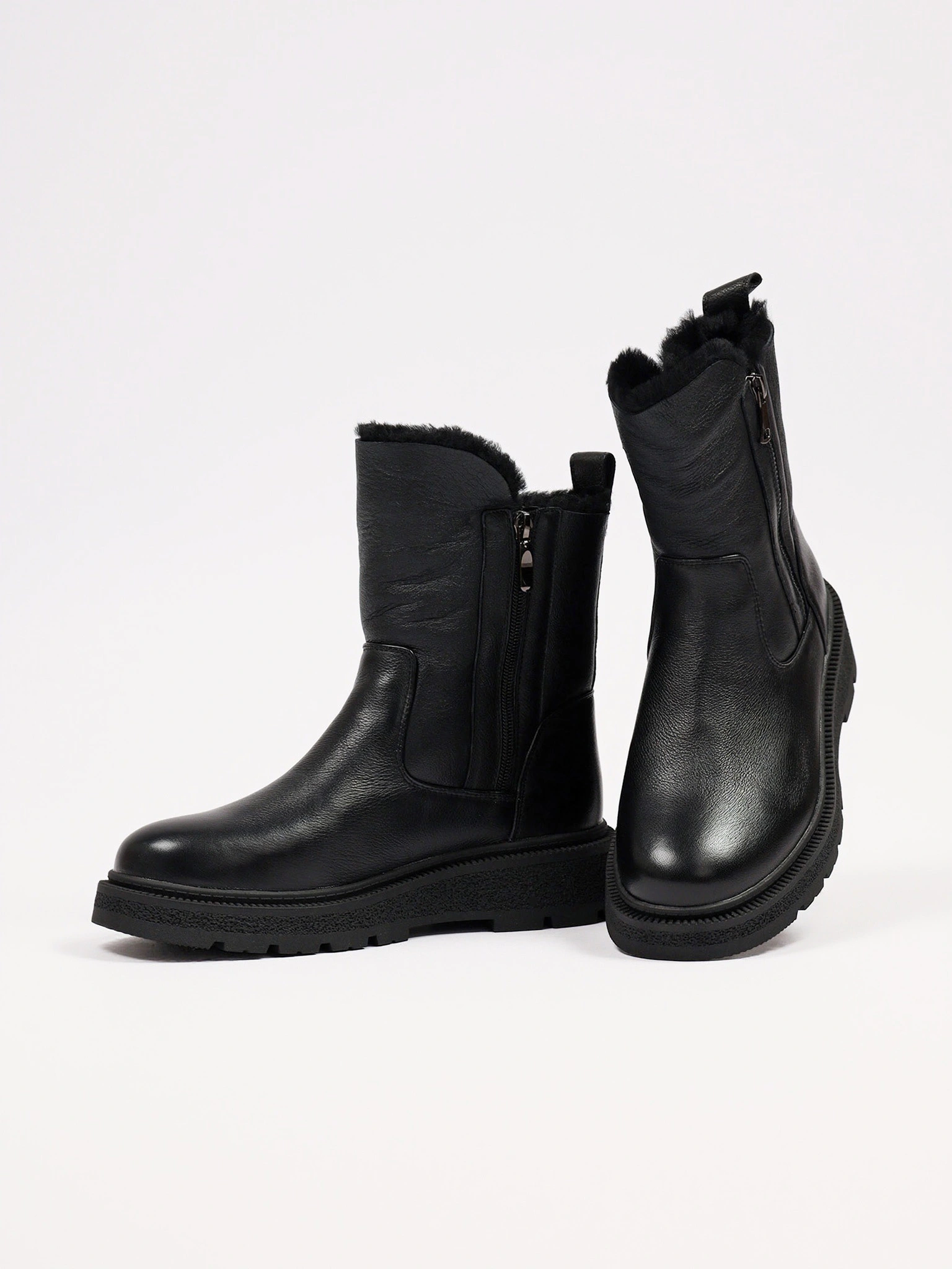 Ботинки черного цвета с двумя боковыми молниями